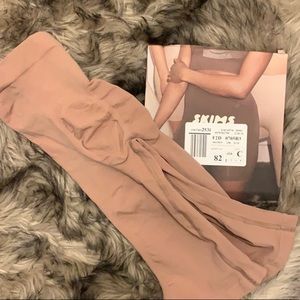 SKIMS sculpting short mid thigh s/m